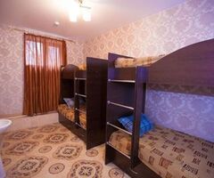 Уютная кровать в женском номере на 4 персоны